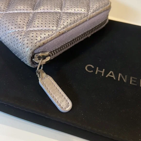 🔥RARE CHANEL IRIDESCENT SILVERY/PURPLE ZIP AROUND WALLET FULL INCLUSION 🔥 - Picture 9 of 16
